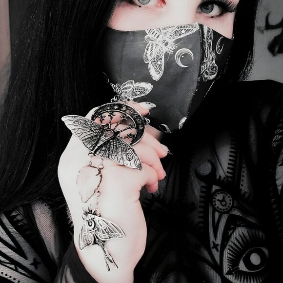 Death Moth Quartz Pendant – Restyle ✦ Moon Phases ✦ Raw Arrowhead ✦ Black/Silver - Picture 2 of 12